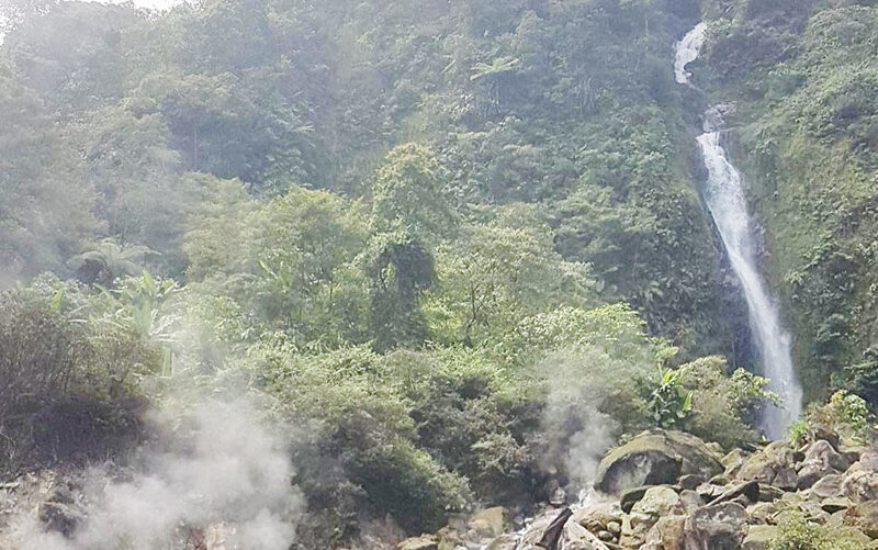 Ilustrasi curug cikawah untuk artikel Curug Cikawah: Perpaduan Langka Air Terjun dan Kawah Belerang