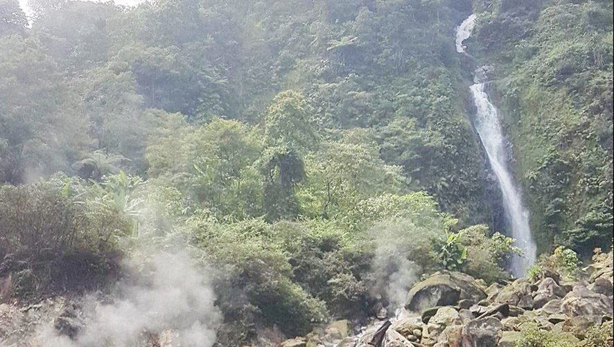 Ilustrasi curug cikawah untuk artikel Curug Cikawah: Perpaduan Langka Air Terjun dan Kawah Belerang