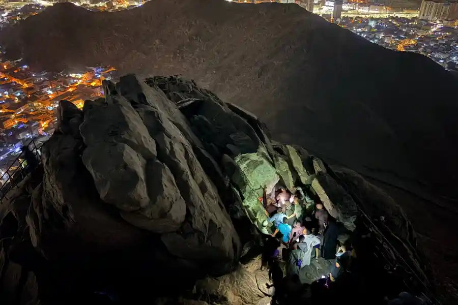 Ilustrasi napak tilas gua hira untuk artikel Napak Tilas Gua Hira: Mengenang Wahyu Pertama dan Khadijah