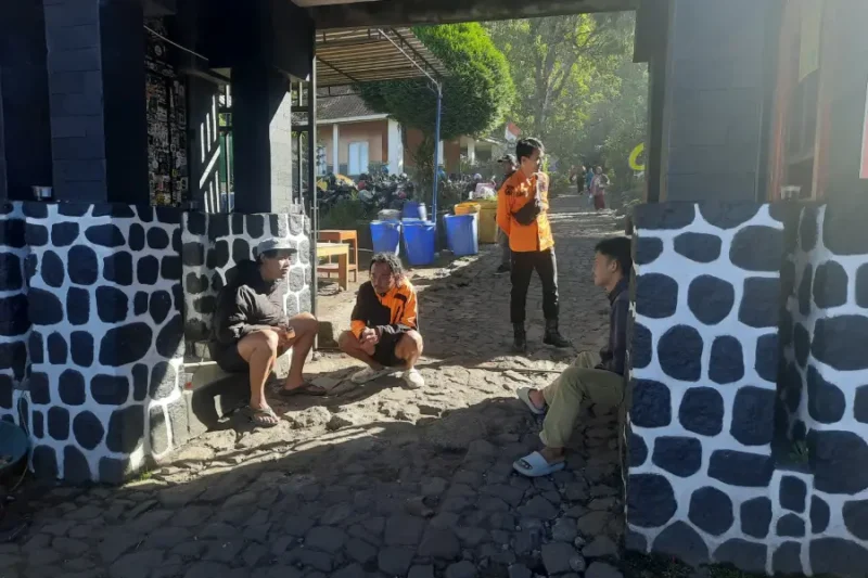 Ilustrasi pendaki gunung lawu untuk artikel Pendaki Gunung Lawu Membludak, Jalur Cemoro Sewu 1.537 Orang