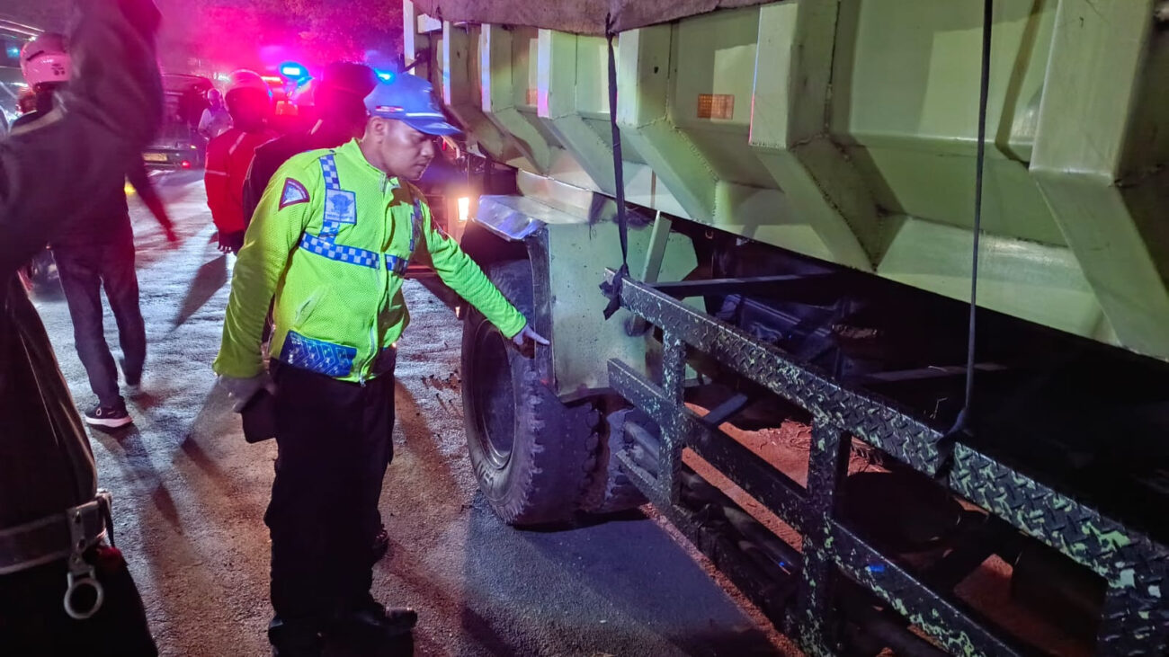 Ilustrasi tabrak truk dump untuk artikel Pengendara Motor Tewas Usai Tabrak Truk Dump di Bandung