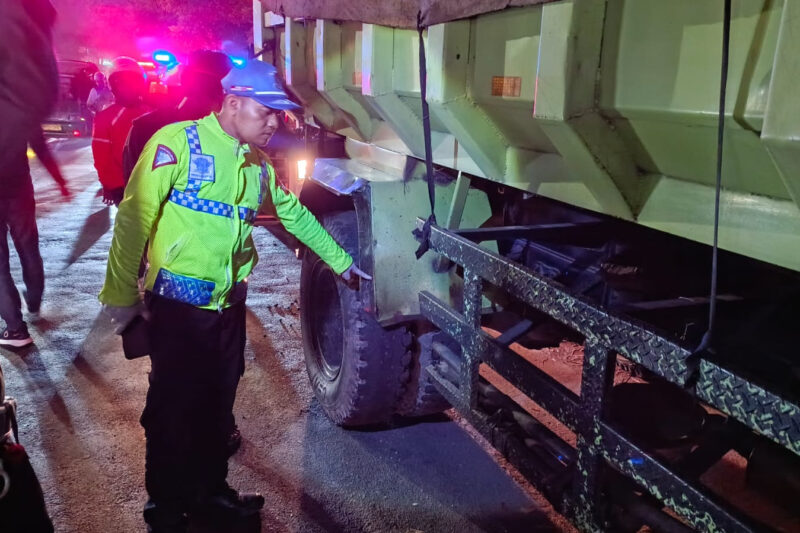 Ilustrasi tabrak truk dump untuk artikel Pengendara Motor Tewas Usai Tabrak Truk Dump di Bandung