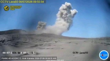 Ilustrasi anak krakatau erupsi untuk artikel Gunung Anak Krakatau Erupsi, Kolom Abu 100 Meter