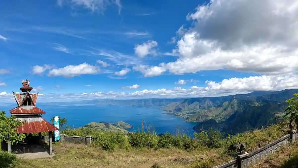 Bukit Gundul Sipiso-piso: Liburan Sekolah Unik Ilustrasi bukit gundul sipiso-piso untuk artikel Liburan Sekolah Anti-Mainstream: Bukit Gundul Sipiso-piso, Sumut