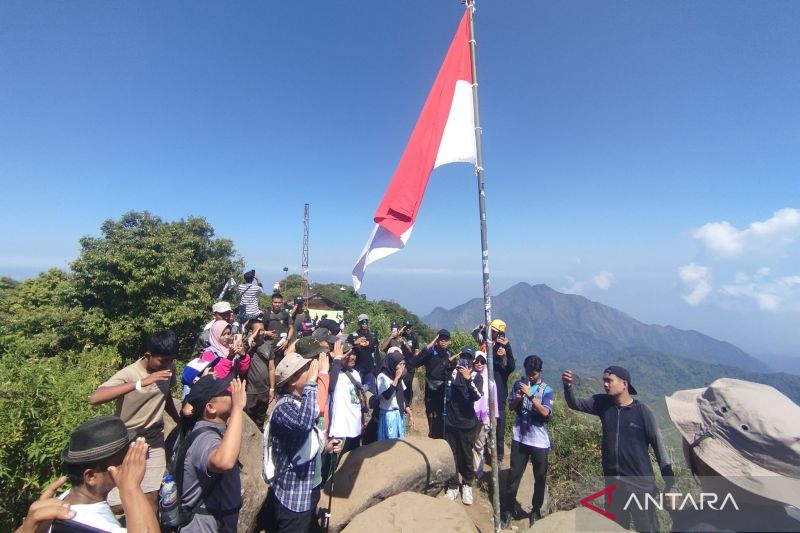 Ilustrasi puncak songolikur untuk artikel Bupati Kudus Muncak Bareng di Puncak Songolikur