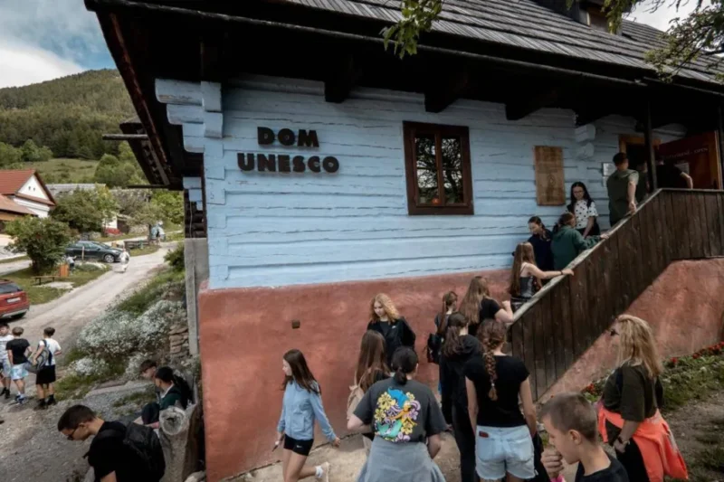 Ilustrasi desa vlkolinec unesco untuk artikel Desa Vlkolinec UNESCO Tertekan oleh Gelombang Wisatawan