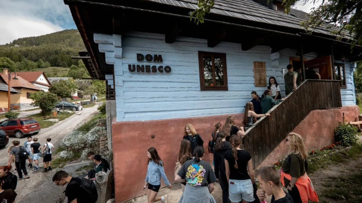 Ilustrasi desa vlkolinec unesco untuk artikel Desa Vlkolinec UNESCO Tertekan oleh Gelombang Wisatawan
