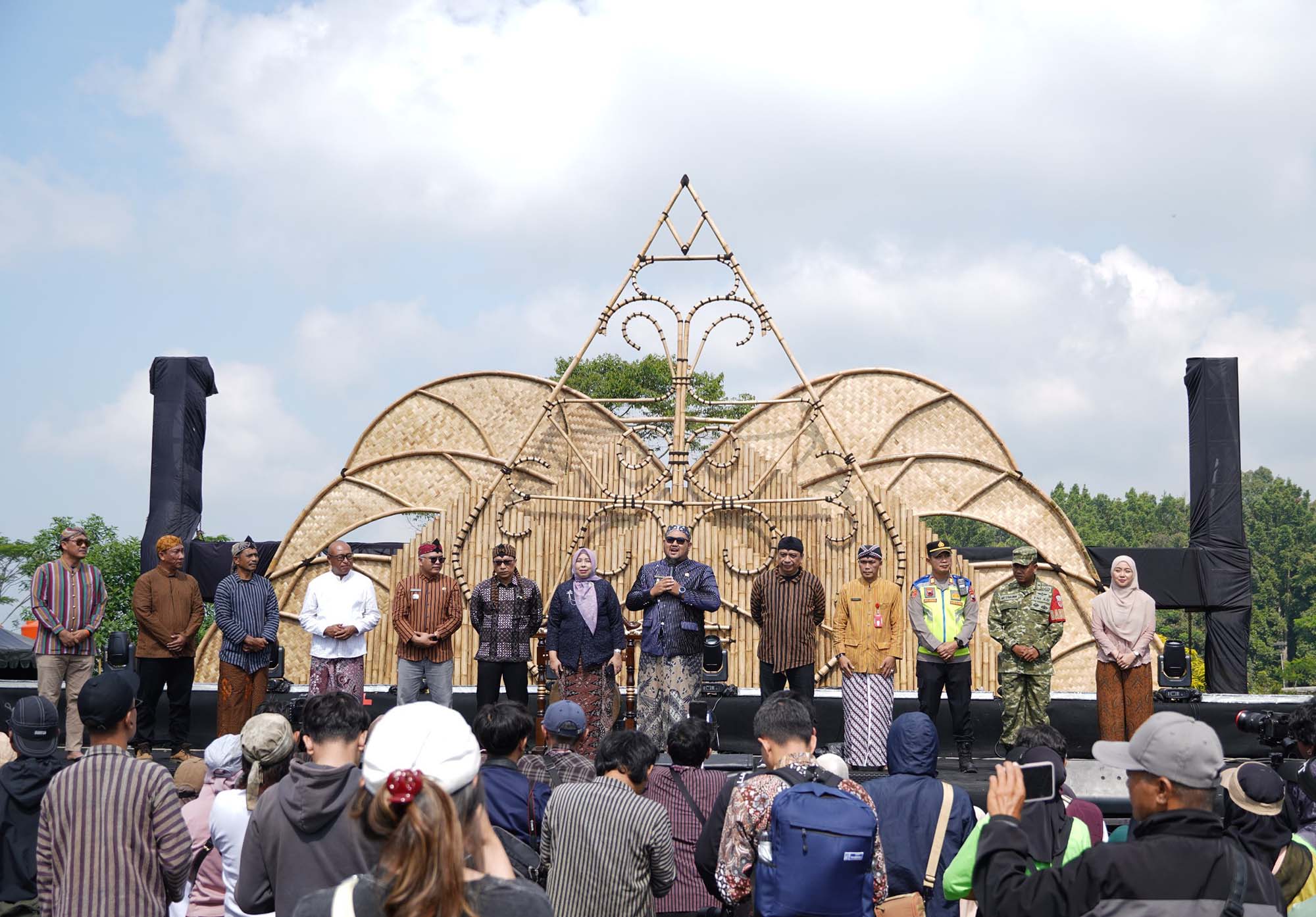 Festival Gunung Slamet 2026: Kebangkitan Pariwisata Ilustrasi festival gunung slamet untuk artikel Festival Gunung Slamet 2026: Momentum Kebangkitan Pariwisata