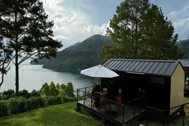 Ilustrasi glamping pintar bobocabin untuk artikel Glamping Pintar Bobocabin Toba: Ide Liburan Sekolah 2026