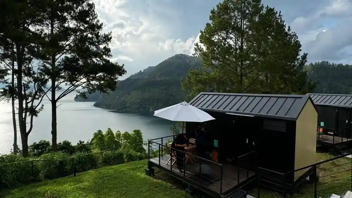 Glamping Pintar Bobocabin Toba untuk Liburan Sekolah 2026 Ilustrasi glamping pintar bobocabin untuk artikel Glamping Pintar Bobocabin Toba: Ide Liburan Sekolah 2026