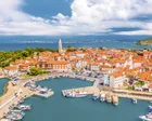 Ilustrasi riviera slovenia untuk artikel Musim Panas di Riviera Slovenia: Pesona Pantai dan Kuliner