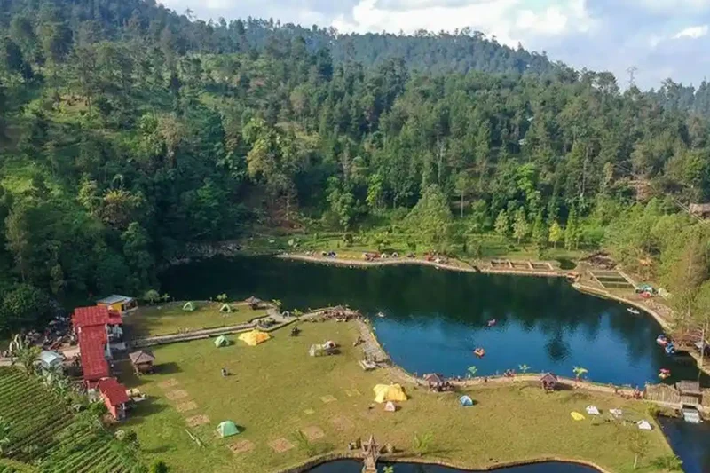 Ilustrasi wisata keluarga karanganyar untuk artikel Menikmati Kesejukan Lereng Lawu: 5 Destinasi Wisata Keluarga…