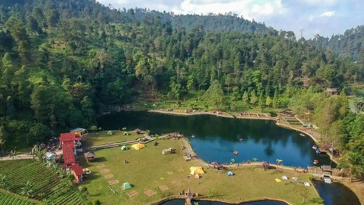 Ilustrasi wisata keluarga karanganyar untuk artikel Menikmati Kesejukan Lereng Lawu: 5 Destinasi Wisata Keluarga…