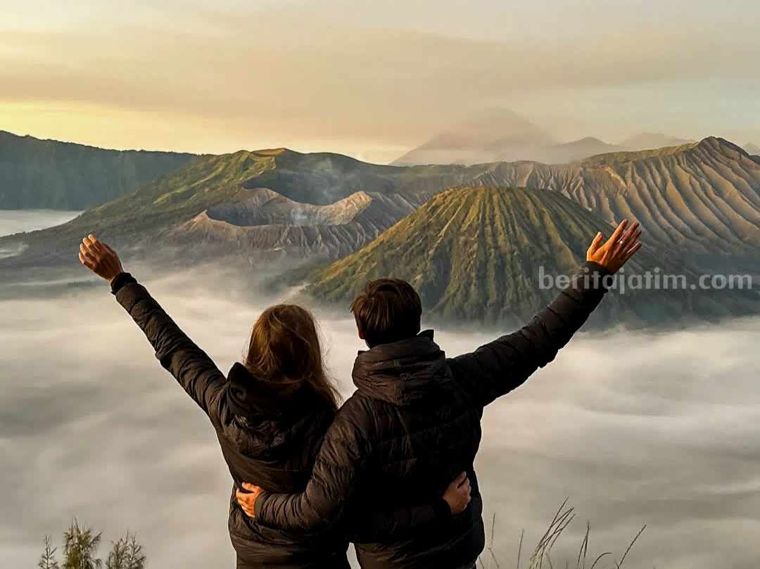 Ilustrasi destinasi jawa timur untuk artikel 10 Pilihan Destinasi Jawa Timur yang Wajib Dikunjungi