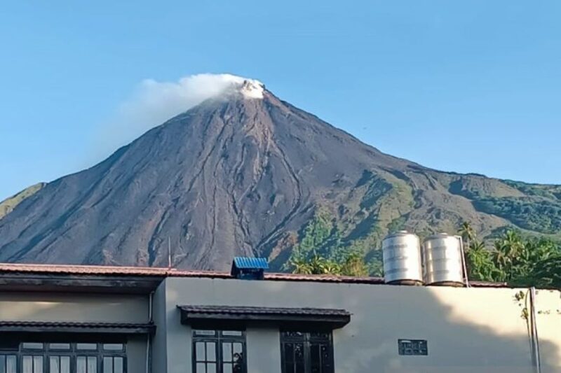 Ilustrasi gunung waspada sulawesi untuk artikel Empat Gunung Waspada Sulawesi Utara Level II