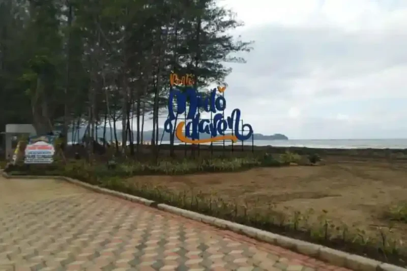Ilustrasi pantai midodaren untuk artikel Pantai Midodaren: Vibes Pantai Pribadi di Tulungagung