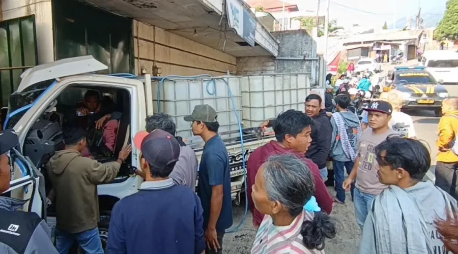 Ilustrasi rem blong bromo untuk artikel Rem Blong Bromo, Mobil Rental Ayla Tabrak Pikap, 3 Luka