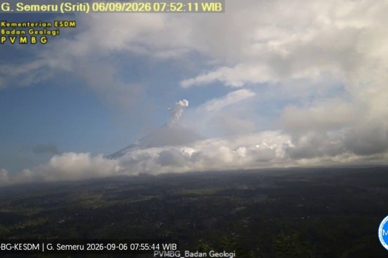 Ilustrasi gunung semeru erupsi untuk artikel Gunung Semeru Erupsi, Kolom Abu Menjulang 1.000 Meter