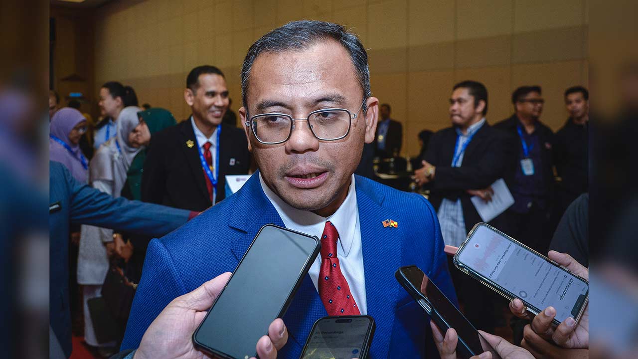Ilustrasi bekalan air dan elektrik untuk artikel Selangor pantau bekalan air dan elektrik